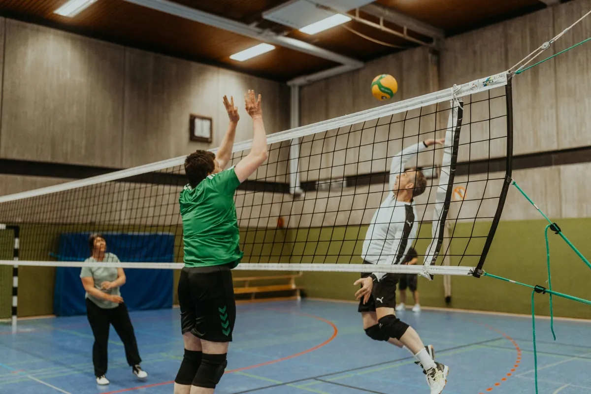 Volleyballspieler springen am Netz zum Block